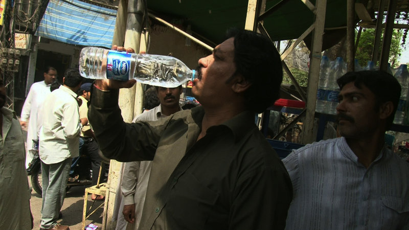 Bottled Life - Nestlés Geschäfte mit Wasser
