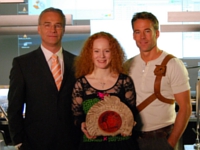 Klaus J. Behrendt (Anson), Laura Lo Zito (Doreen Schmidt) und Marco Girnth (David Voss) in der "World Express"-Einsatzzentrale