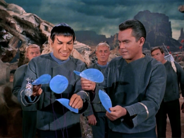 Eine Szene mit Seltenheitswert: Captain Pike (Jeffrey Hunter, r.) mit einem lächelnden Mr. Spock (Leonard Nimoy, l.)
