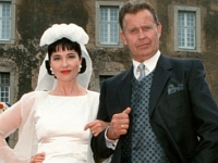 Clarissa (Isa Jank) zwingt Christoph (Jürgen Zartmann) im Jahr 2000 dazu sie noch einmal zu heiraten.