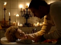 Tanjas Werk: Tim Sander (Roland Pfaus) findet Freundin Cleo (Dinah Alice Schilffarth) tot in der Badewanne