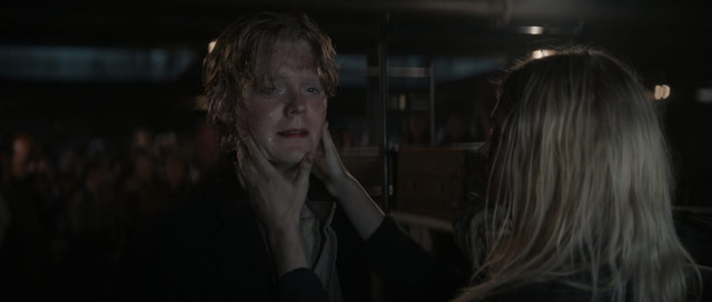 Krester (Lucas Lynggaard Tønnesen, links) gerät in einen emotionalen Zwiespalt.