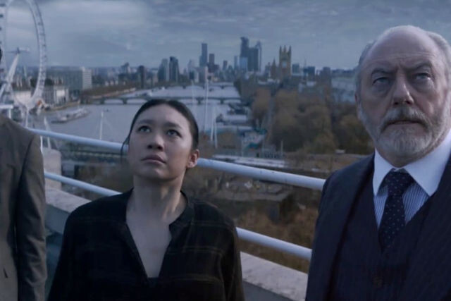 Beobachten den Himmel über London: Physikerin Jin Cheng (Jess Hong) und Geheimdienstchef Thomas Wade (Liam Cunningham)