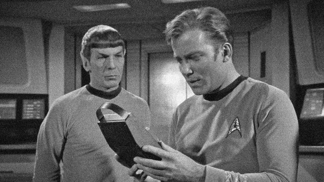In "Raumschiff Enterprise" faszinieren Spock (Leonard Nimoy, l.) und Captain Kirk (William Shatner) notfalls in Schwarz-Weiß und verrauscht.
