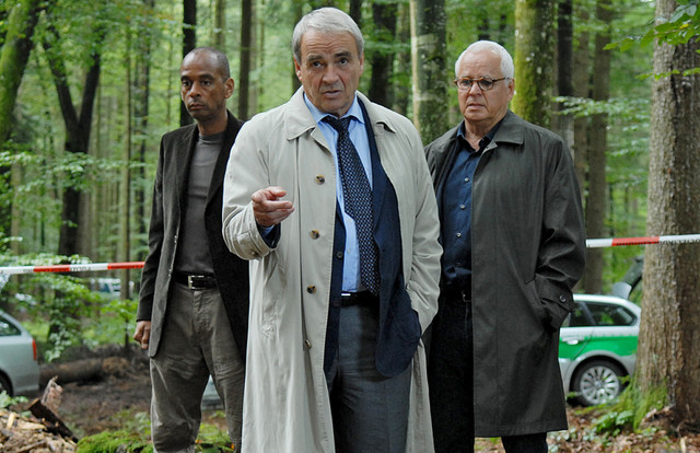 Teamwork am Tatort: Rolf Herzog (Walter Kreye, M.), Gerd Heymann (Michael Ande, r.) und Axel Richter (Pierre Sanoussi-Bliss)