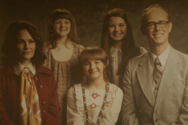 US-amerikanische Musterfamilie: die Brobergs mit Mutter Mary Ann (Anna Paquin), Tochter Jan (Hendrix Yancey) und Vater Bob (Colin Hanks)