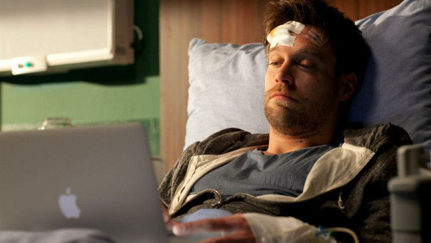 Felix (Ken Duken) liegt im Krankenhaus. Einziger Außenkontakt: sein Computer.