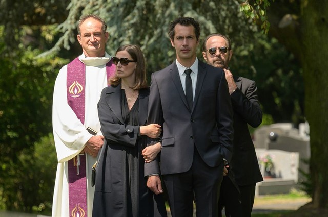 Julia (Alexandra Maria Lara) und ihr Verlobter Adam (Cédric Ben Abdallah, beide vorne) nehmen an Michels Beerdigung teil und lassen dafür ihre Hochzeit sausen.
