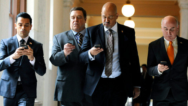 Die Senatoren-WG: Mark Consuelos, John Goodman, Clark Johnson und Matt Malloy (v.l.n.r.)