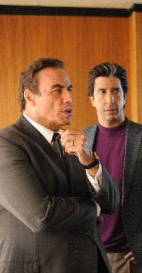 John Travolta (l.) als Staranwalt Robert Shapiro und David Schwimmer (r.) als Robert Kardashian.