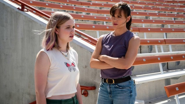 Bailey (Angourie Rice, l.) mit ihrer Stiefmutter Hannah (Jennifer Garner) in "The Last Thing He Told Me".