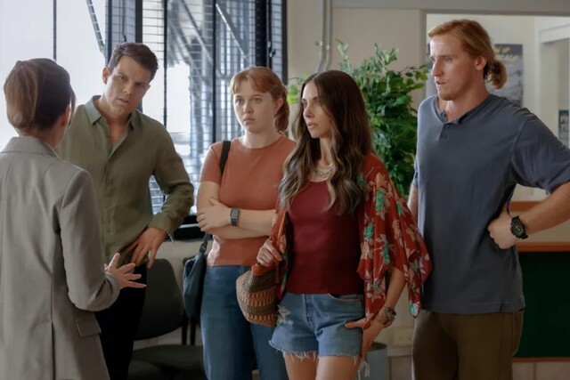 Troy (Jake Lacy), Brooke (Essie Randles), Amy (Alison Brie) und Logan (Conor Merrigan Turner, von hinten links nach rechts) wollen wissen, was ihrer Mutter widerfahren ist.