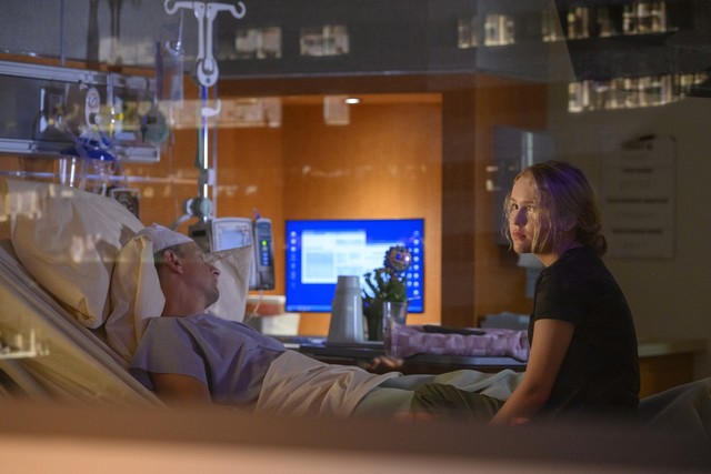 Tochter Alexis (Talitha Eliana Bateman) im Krankenzimmer ihres Vaters Matt (Josh Charles).