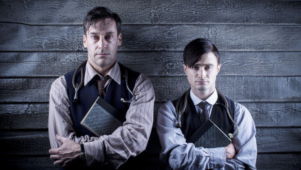 Der ältere Doktor (Jon Hamm, l.) und der jüngere Doktor (Daniel Radcliffe, r.).