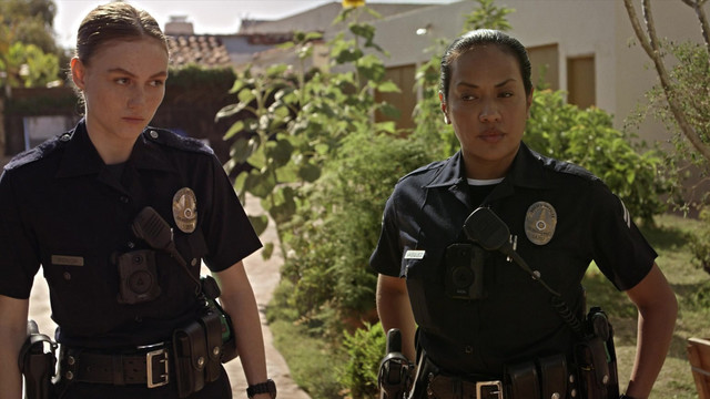 Rookie Maddie (Madison Lintz, l.) mit Partnerin Vasquez (Denise G. Sanchez, r.) im Einsatz des LAPD