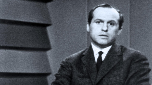 Carl Weiss moderiert eine "heute"-Sendung im Jahr 1963