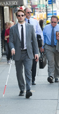 Tagsüber gibt sich Matt Murdock (Charlie Cox) gediegen im Anwaltsaufzug