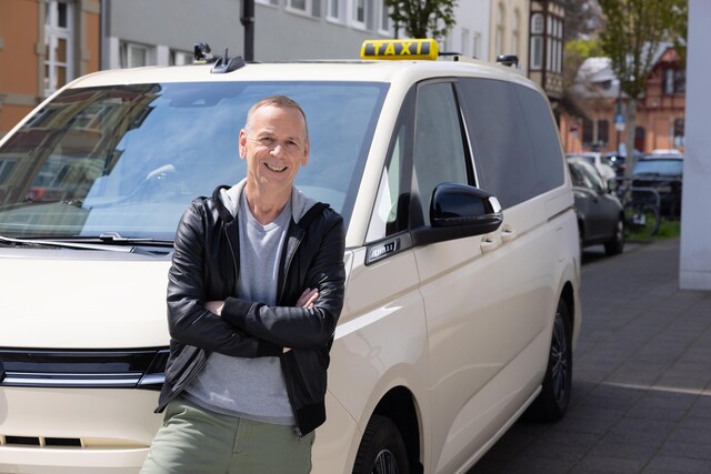 Thomas Hackenberg vor dem Hybrid-Taxi