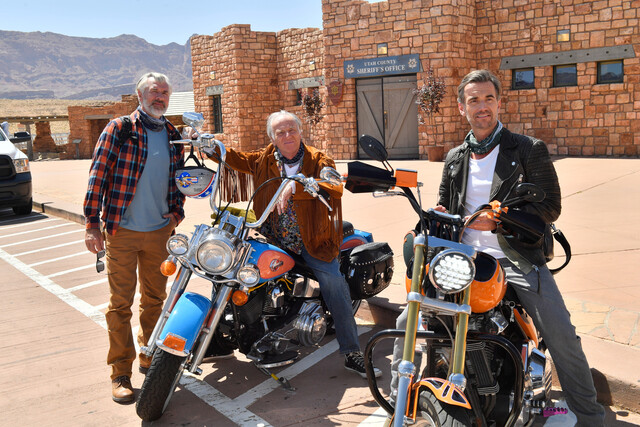 Max Parger (Florian Silbereisen, r.) und Martin Grimm (Daniel Morgenroth, l.) wollten eigentlich nur mit Stefan Fieringer (Wolfgang Fierek, M.) eine Motorrad-Tour durch Utahs Nationalpark machen.