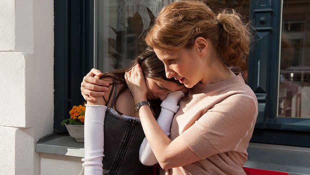 Ein Junge, ein Verbot - und schon fließen die Tränen bei Teenager Carla (Mia Kasalo) weint. Mutter Sara (Chiara Schoras) muss trösten