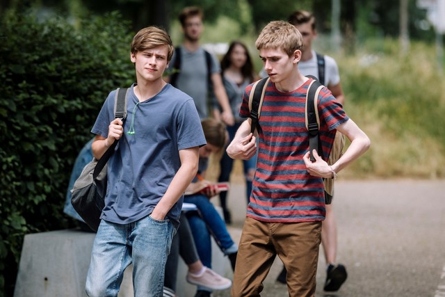 David Schneider (Paul Sundheim) und Marvin Pielcke (Johannes Keller) auf dem gemeinsamen Weg zur Schule.