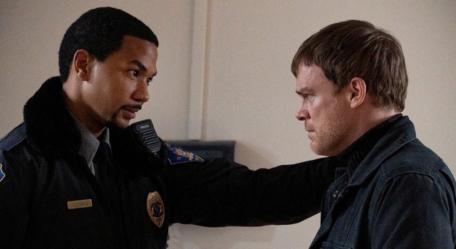 Bessere Tage: Nach Harrisons Überdosis beruhigt Sergeant Logan (Alano Miller) den aufgebrachten Dexter (Michael C. Hall) in "Dexter: New Blood".