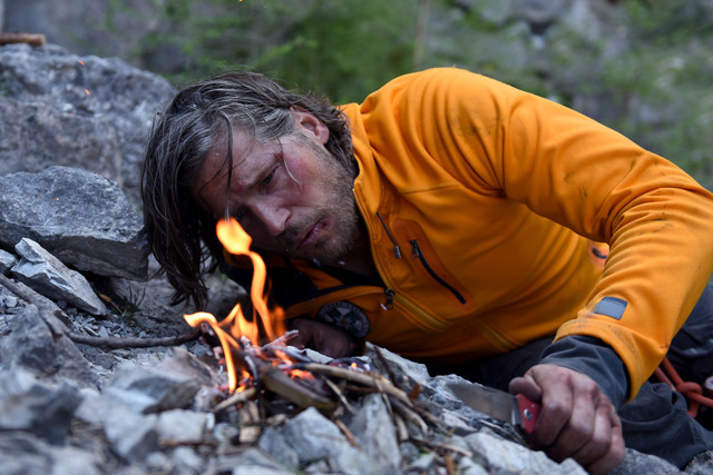 Markus (Sebastian Ströbel) muss schwer verletzt die Nacht am Berg alleine durchstehen.