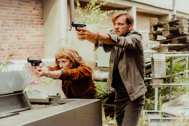 Polizistin Simone Lambertz (Sarah Bauerett) und ihr Kollege Tilman Grünberg (Claudius Steffens) müssen der Gefahr trotzen.