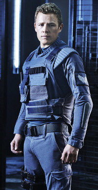 Christopher Egan verkörpert Sergeant Alex Lannen, Mitglied des Sicherheitsdienstes von Vega.