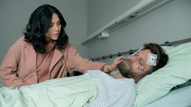 Alis (Ken Duken) Freundin Maryam Soltani (Mona Pirzad) sorgenvoll am Krankenbett.