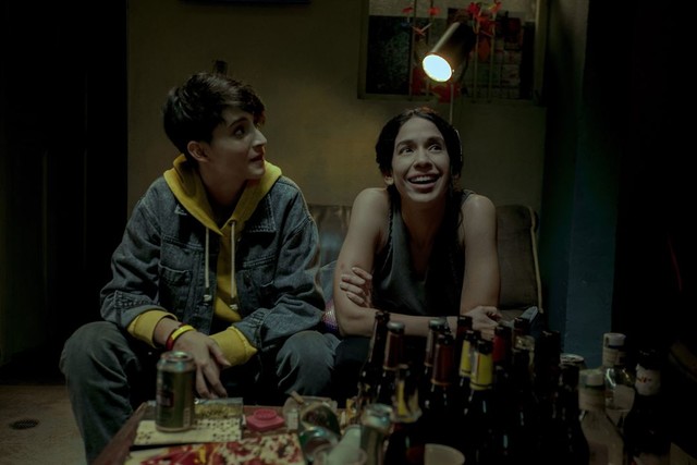 Fami (Sofia Buenaventura, links) und Graciela (Maria del Rosario) sind die ersten Ansprechpartnerinnen für die entführte Amber.