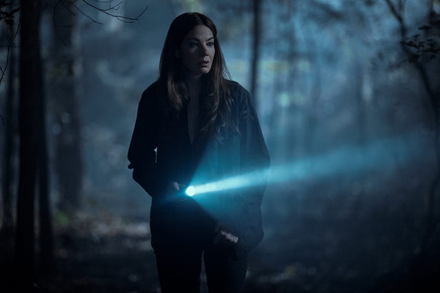 Gina alias Leni (Michelle Monaghan) tappt nach dem Verschwinden ihrer Schwester zunächst im Dunkeln.