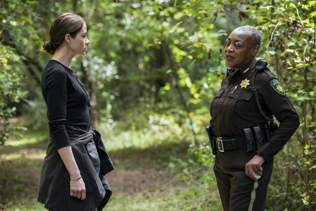 Sheriff Louise Floss (Karen Robinson, r.) traut Gina alias Leni (Michelle Monaghan) nicht recht über den Weg.