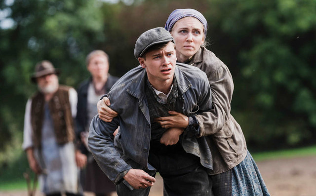 Marie (Elisa Schlott) kann ihren Bruder Vinzenz (Paul Sundheim) nur mit Mühe daran hindern, auf einen Panzer loszugehen.