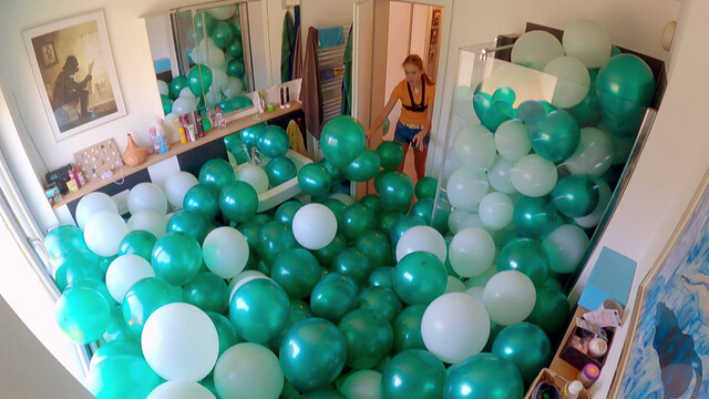 Tochter Luisa betritt überrascht das Badezimmer voller Luftballons