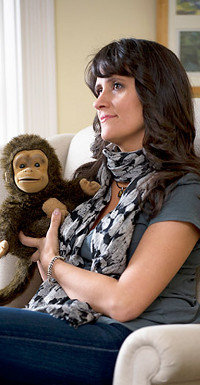 Bea (Nina Conti) und ihr bester Freund, der Affe.