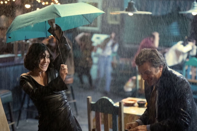 Date im künstlichen Regen: Eine zufällig (?) ausgelöste Sprinkleranlage sorgt für Romantik.