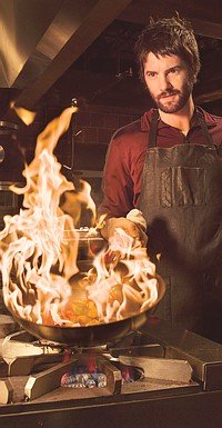 Dion (Jim Sturges) spielt nicht nur in der Küche mit dem Feuer.