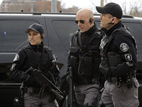 Jules (Amy Jo Johnson), Ed (Hugh Dillon) und Sgt. Parker (Enrico Colantoni)