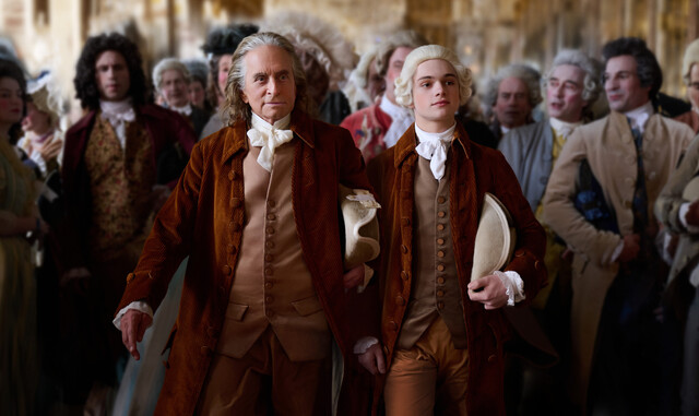 Der Diplomat und sein Privatsekretär: Ben Franklin und Enkel Temple (Noah Jupe) gewöhnen sich an die französischen Gepflogenheiten.