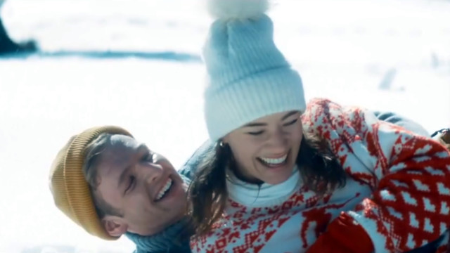 Wie aus einem Wham!- bzw. Mariah-Carey-Weihnachtsmusikvideo: Anton und Johanna turteln im Schnee
