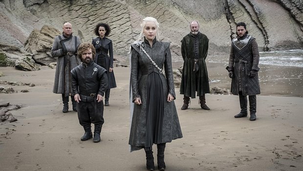 Die zweite militärische Niederlage in kurzer Folge lässt Daenerys (Emilia Clarke) daran zweifeln, dass ihre zurückhaltende, die Zivilbevölkerung schonende Strategie sie zum Erfolg bringt. Doch Jon Snow (Kit Harington) bestärkt sie.