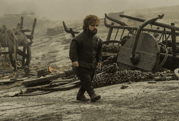 Tyrion (Peter Dinklage) begutachtet das Ausmaß der Zerstörung