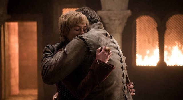 Cersei (Lena Headey) und Jaime (Nikolaj Coster-Waldau) halten sich in den letzten Momenten ihres Lebens aneinander fest