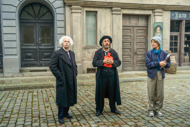 In der Serie "German Genius" will sich Schauspieler Kida Ramadan (M.) zwischen Albert Einstein (Trystan Pütter) und Regisseurin Heike Makatsch (Heike Makatsch) behaupten.