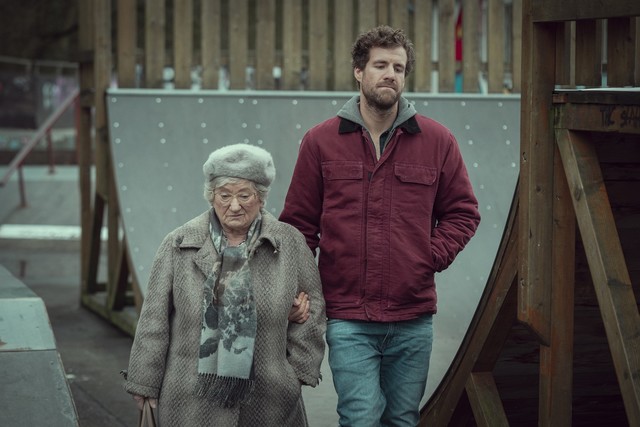 Bastian (Luke Mockridge) mit Oma Hilde (Carmen-Maja Antoni) in "ÜberWeihnachten"