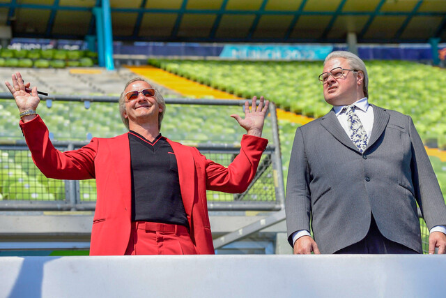 Vereinspräsident Wilhelm Neudecker (Michael A. Grimm, r.) und Manager Robert Schwan (Maximilian Brückner) besichtigen neues Stadion.