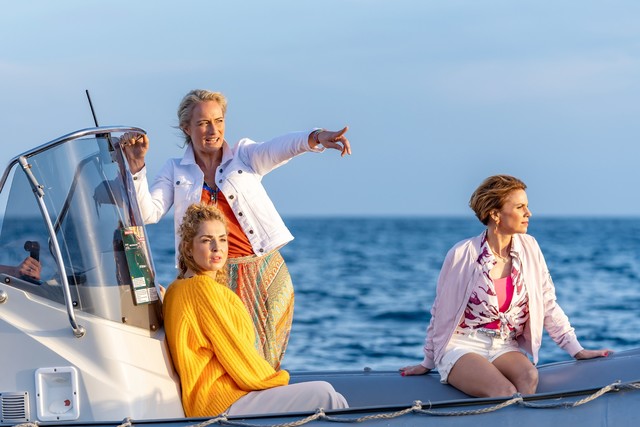 Der Ausflug mit dem Boot führt für Nina (Maria Wedig, l.), Maren (Eva Mona Rodekirchen) und Yvonne (Gisa Zach, r.) zu einer Entdeckung.