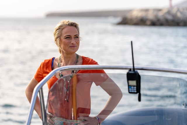 Maren (Eva Mona Rodekirchen) freut sich, dass alle in einem Boot sind.