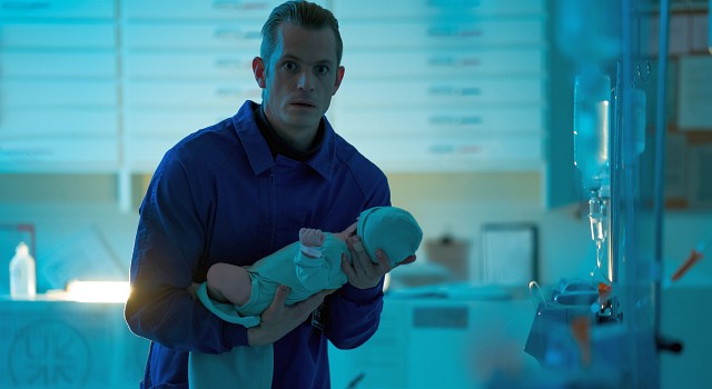 Erik (Joel Kinnaman) befreit Baby-Hanna aus einem "Hochsicherheits-Krankenhaus"